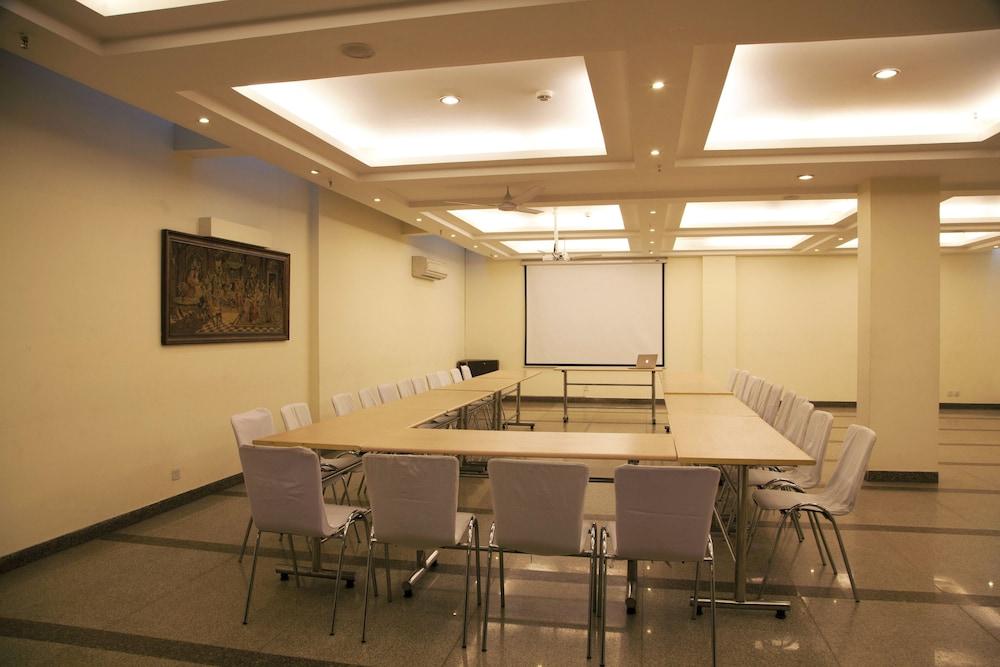 Alpina Hotels & Suites Yeni Delhi Dış mekan fotoğraf