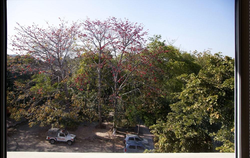 Alpina Hotels & Suites Yeni Delhi Dış mekan fotoğraf