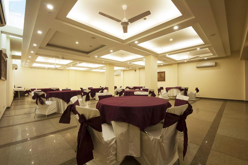Alpina Hotels & Suites Yeni Delhi Dış mekan fotoğraf