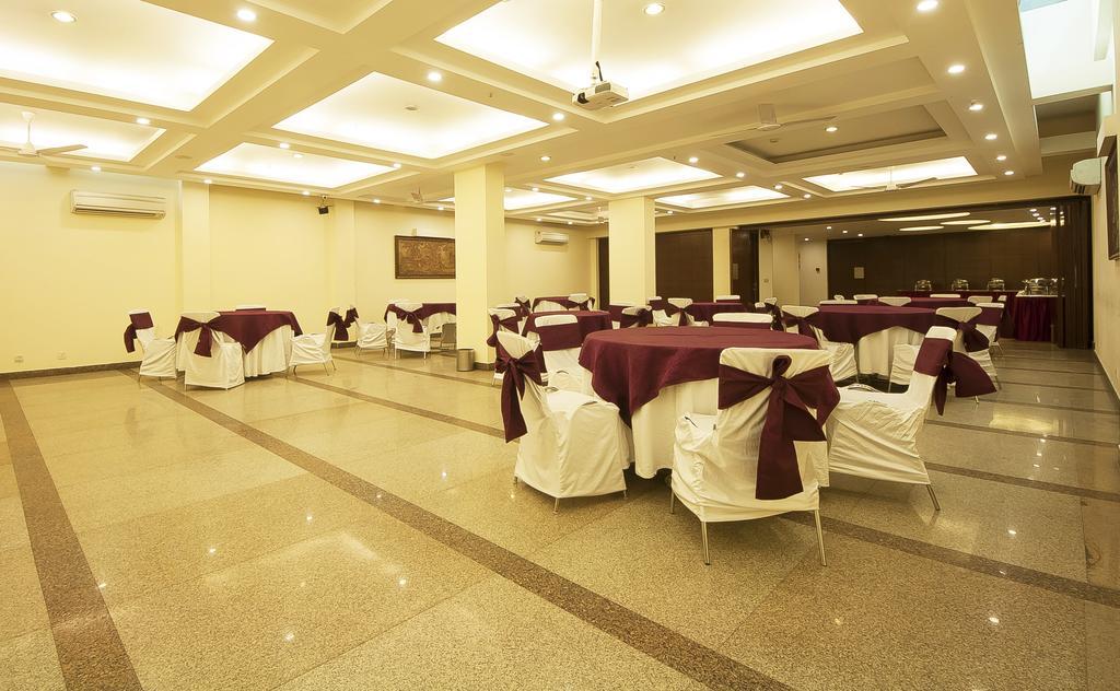 Alpina Hotels & Suites Yeni Delhi Dış mekan fotoğraf