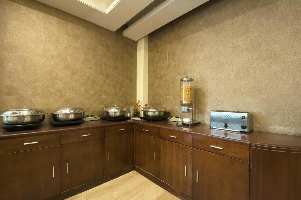 Alpina Hotels & Suites Yeni Delhi Dış mekan fotoğraf