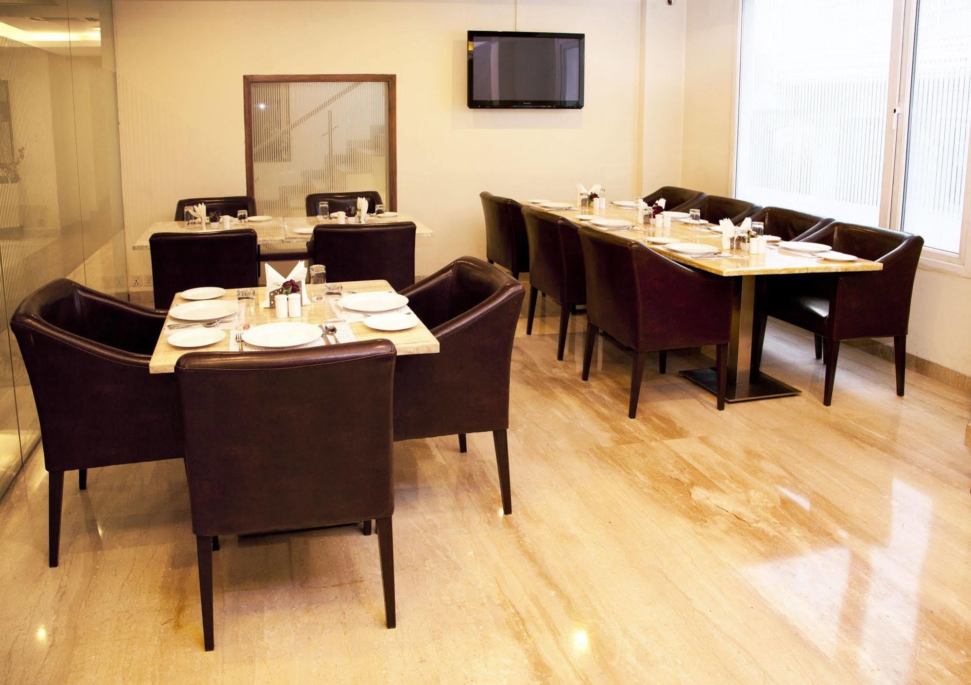 Alpina Hotels & Suites Yeni Delhi Dış mekan fotoğraf