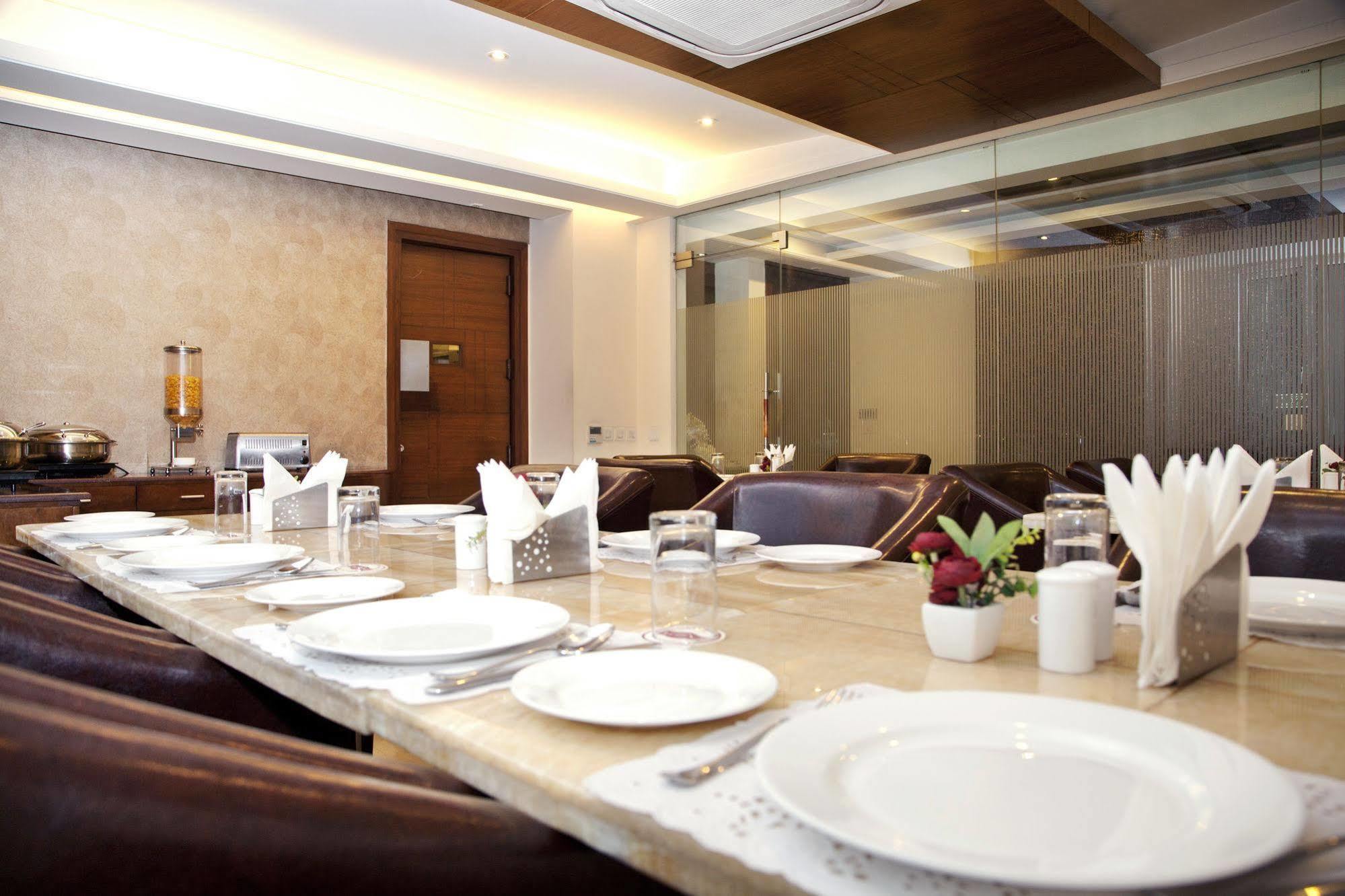 Alpina Hotels & Suites Yeni Delhi Dış mekan fotoğraf
