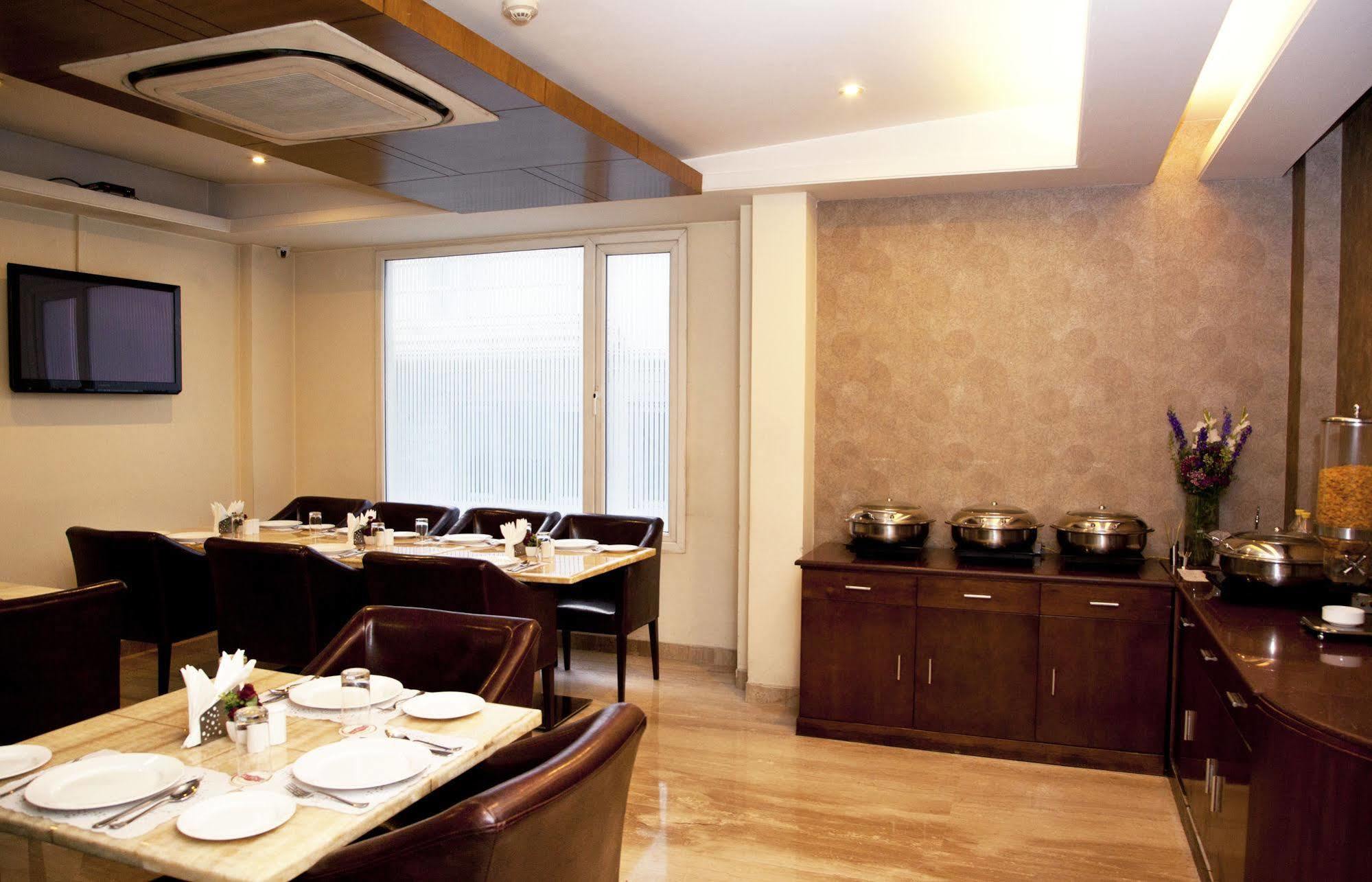 Alpina Hotels & Suites Yeni Delhi Dış mekan fotoğraf