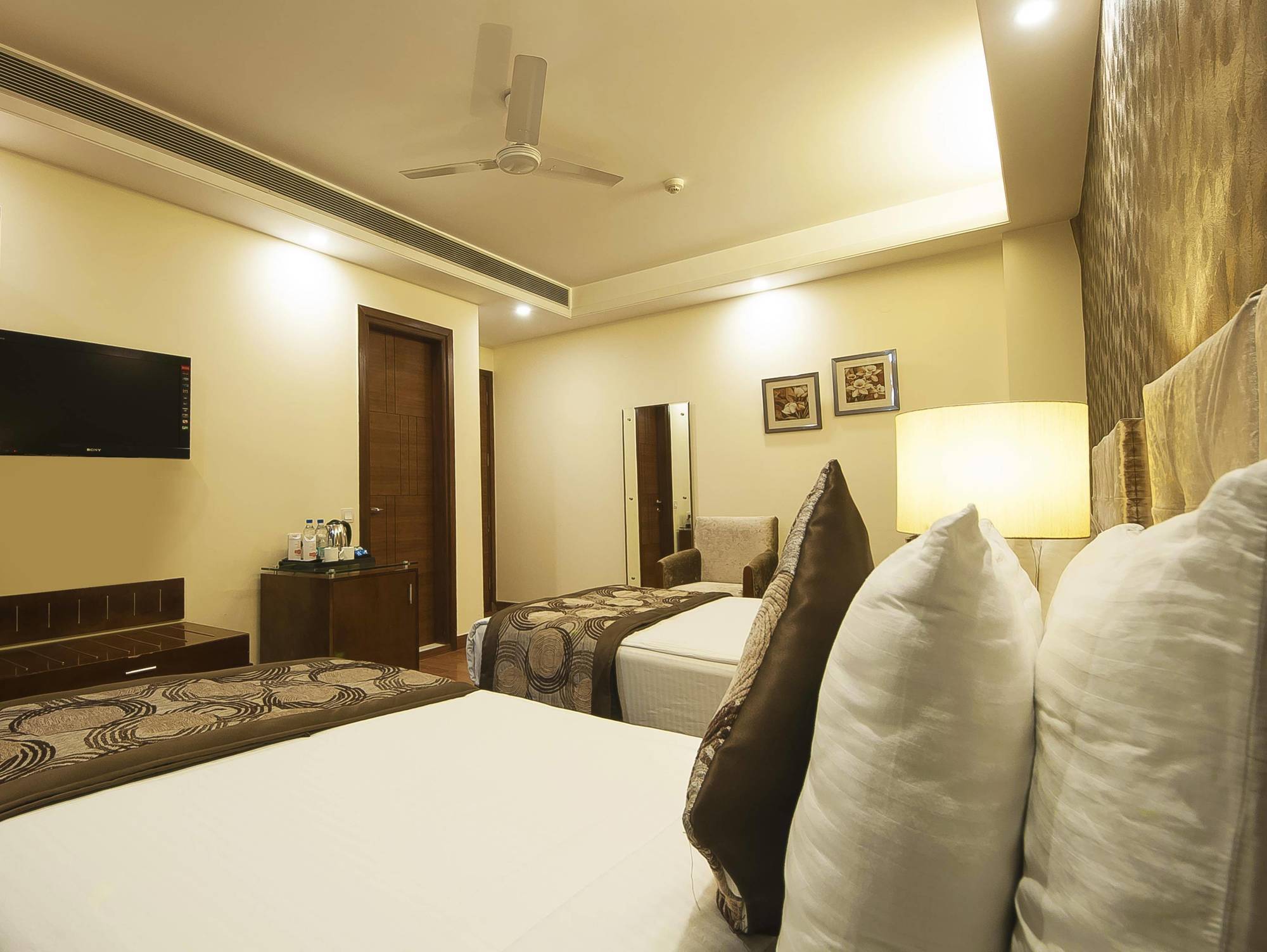 Alpina Hotels & Suites Yeni Delhi Dış mekan fotoğraf