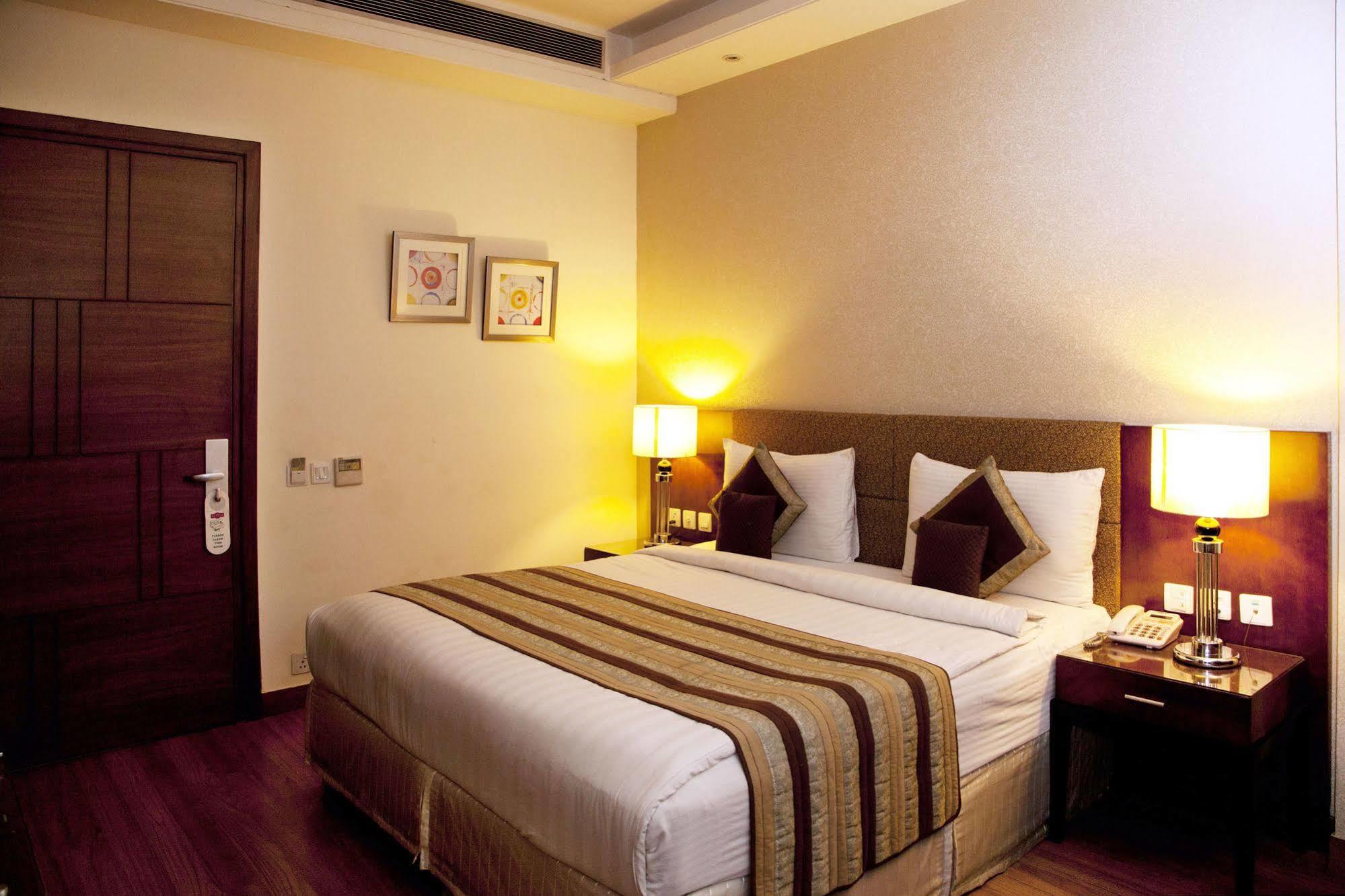 Alpina Hotels & Suites Yeni Delhi Dış mekan fotoğraf